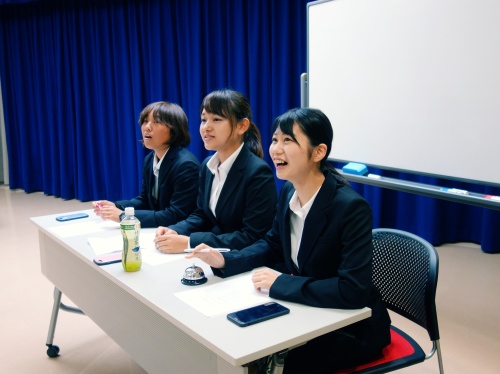 医療機関実習報告会で司会を務める髙橋悠莉さん