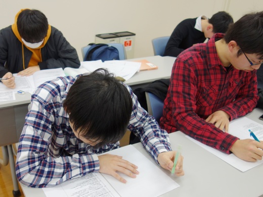 最後の追い込みを掛ける学生たち