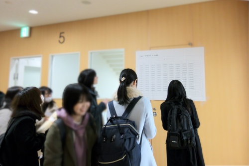 座席を確認する、医療経営管理学科の3年生
