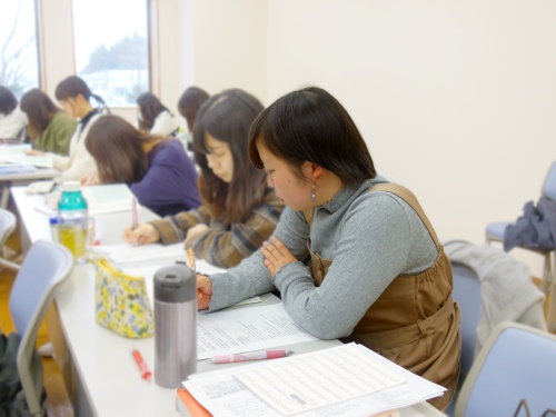 学科の学生たちと資格試験対策