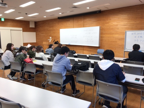 NHKラジオ第1放送「ゴジだっちゃ」の「週刊防災士」のコーナーを視聴する、齋藤ゼミの様子