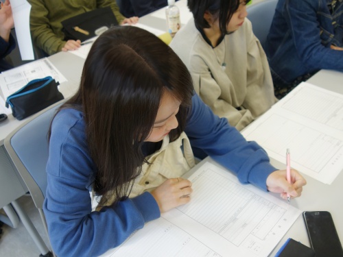 履歴書の記入に取り組む様子