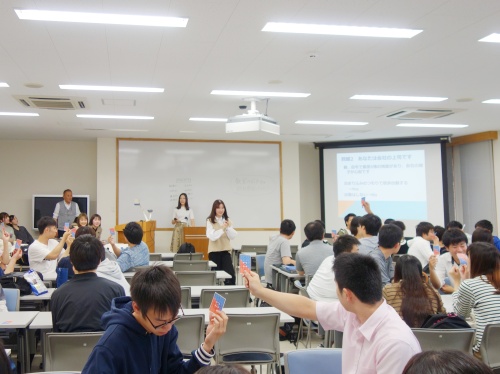 カードを使って解答する様子