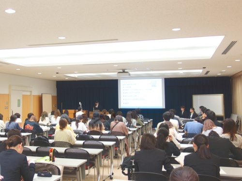 3年生の学生3名が全体の進行を担当