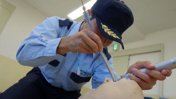 「高度シミュレータ」で実習する榮さん