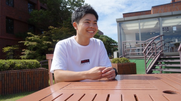 学食「風土」の前で