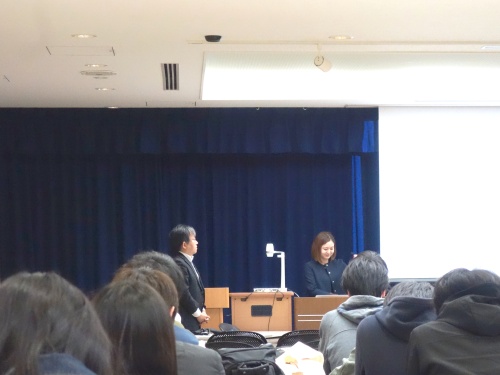 卒業生の若林さんとファシリテーターの渡部教授