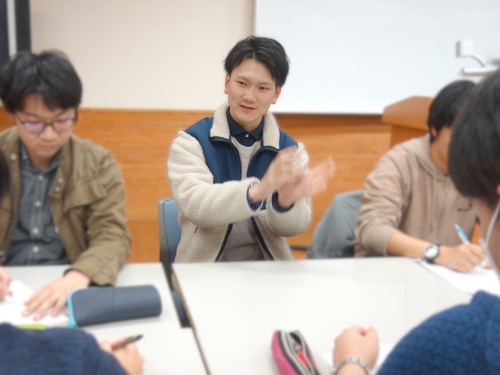 熱心に説明する4年生