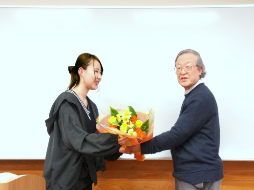 学生から花束を受け取る伊藤先生