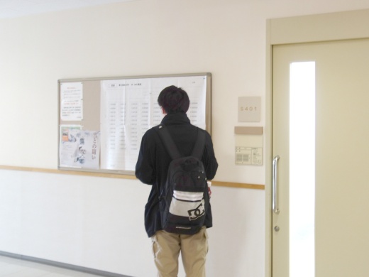 緊張した様子で座席を確認