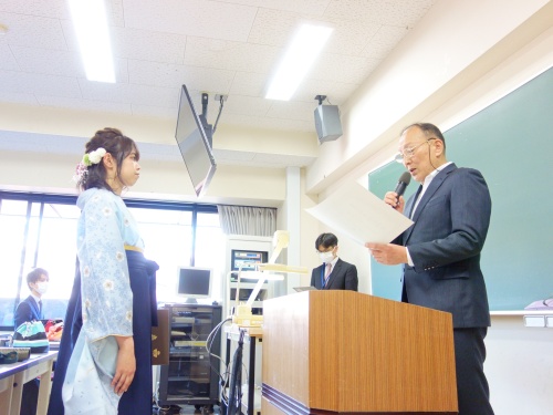 本学の卒業生の中でトップの成績を修め、学長賞と、曹洞宗管長からの管長賞を授与された渡邉夏実さん