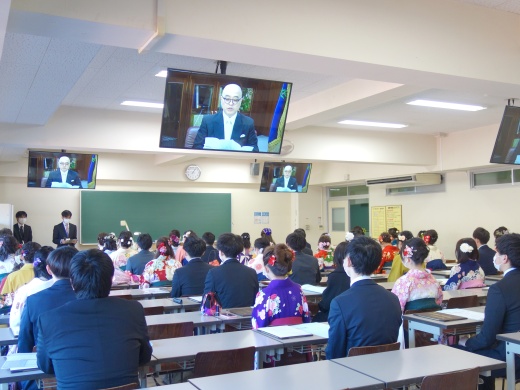 卒業式の教室の様子