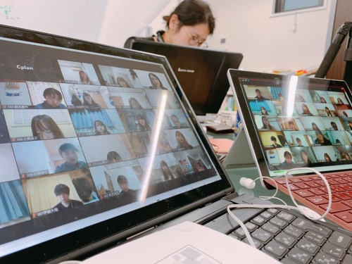 学生が参加しているオンライン授業と、サポートする卒業生の三浦さん