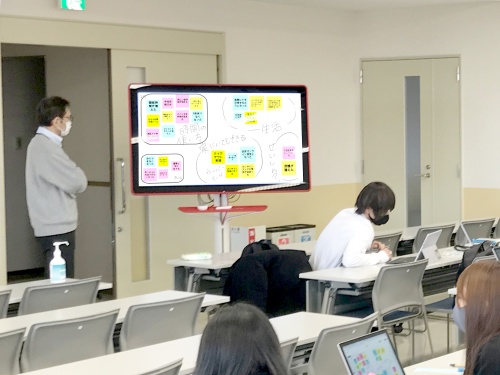 Jamboardでクラウド上の「模造紙」を共有できるため、感染予防対策で距離を取りながらのグループワーク