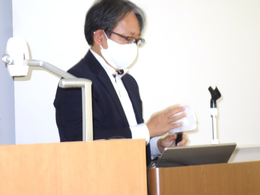 一つの報告が終わるたびにアルコールで消毒を行う、司会の渡部先生