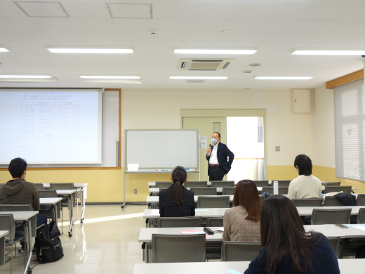 密を避けて着席した教室で、今年度の医療機関実習の総括をする舩渡学科長