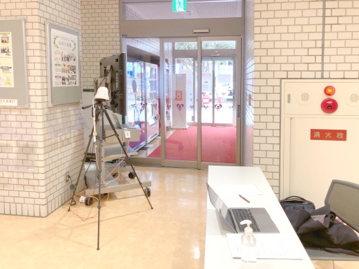 入り口で、センサーを使った検温