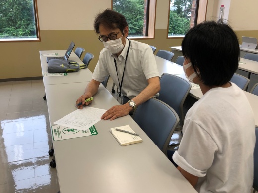 リエゾンゼミⅠでゼミの学生と面談中