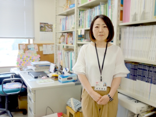 研究室の書架の前で