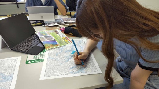 地図に地形判読の結果を記入していきます。フィールドワークを行うための重要な作業です。