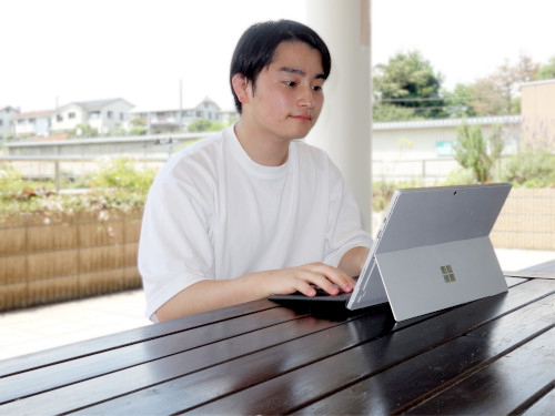 ステーションキャンパスの屋外の机で自習中