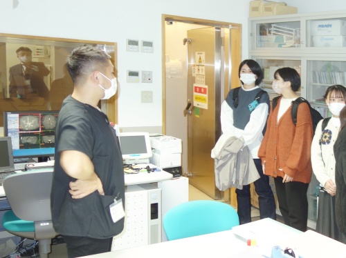 MRI検査の説明を受けている様子