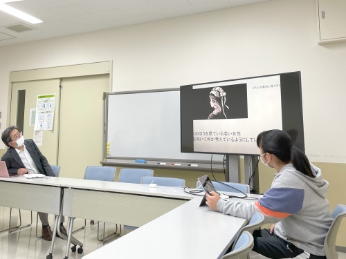 プレゼンにコメントする佐藤先生