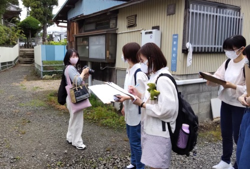 地図を片手にフィールドワーク
