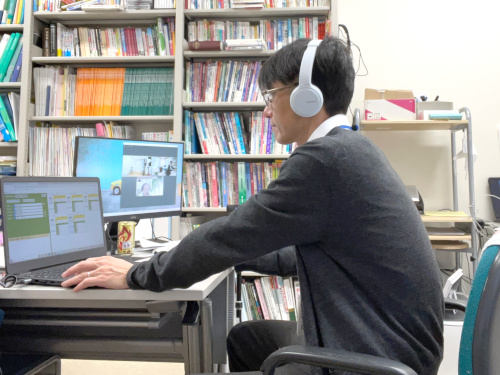 参加者の体調や心拍数などを確認しながら指導を行っている