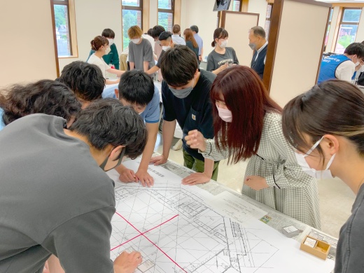 グループワークで話し合う様子