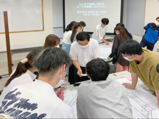 高橋英彦先生の指導を受ける学生たち