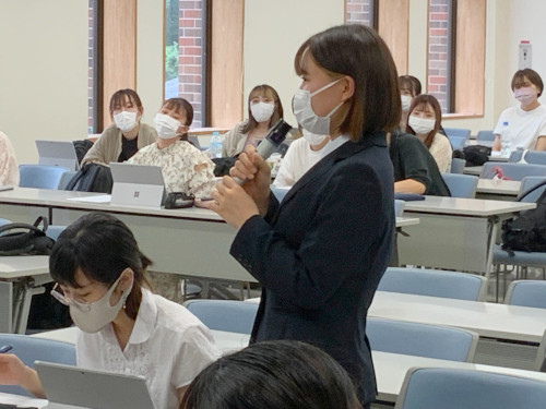 質問に答える発表者の様子