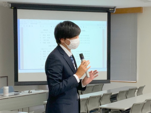 質問に答える男子学生