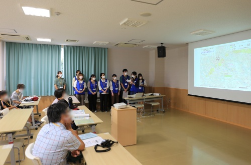 事前説明を行う学生たち
