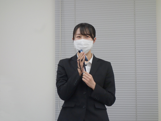 フロアからの質問に答える発表者