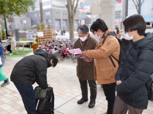 受験会場前で、学生に最後の指導をする渡部先生
