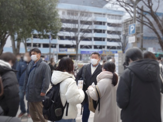 試験会場に入る前にゼミ生に声をかける水本先生と齋藤先生