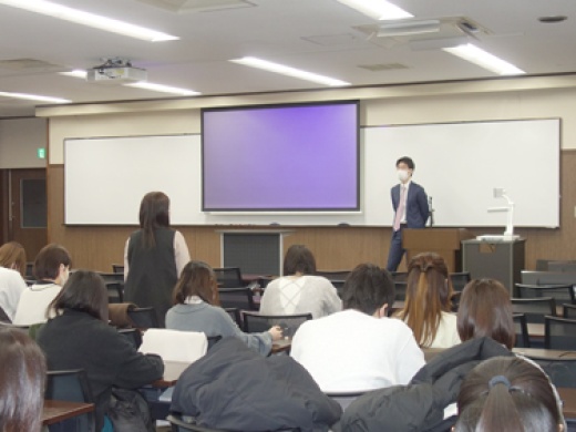 質問する学生