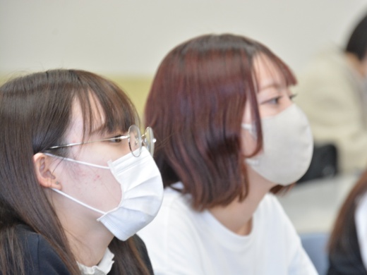 授業に集中する学生