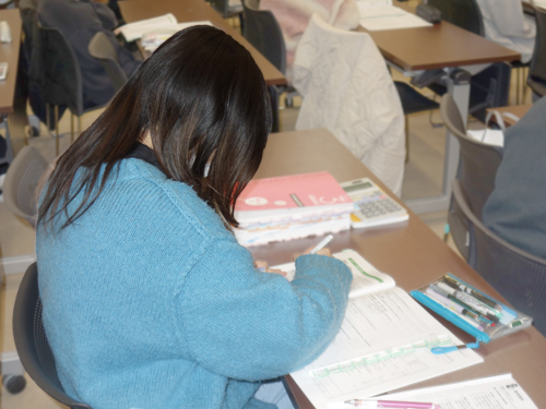診療報酬点数表を見ながら算定を学んでいる様子