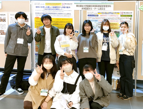 発表した学生たち