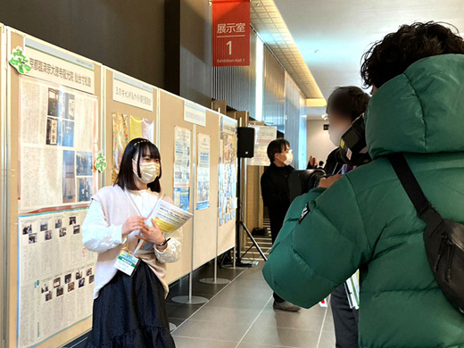 TV局のインタビューを受ける様子