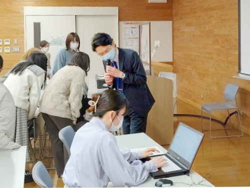 実技指導をする志田様と、真剣に入力作業を行う学生