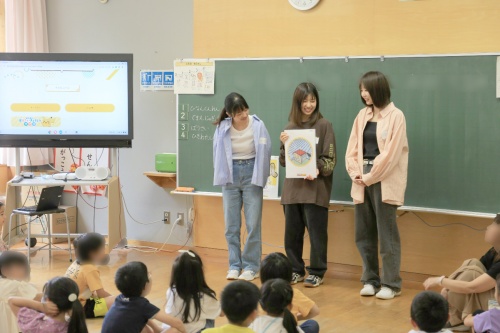 1年1組において舩渡ゼミの学生が、ポケモン防災ゲームで 地震が起きた時に自分の身を守る話をしました。