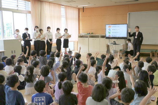 大西でゼミでは大学院生、3年生、2年生が協力して『ぼうさいレンジャーになろう』という クイズを行いました。自分自身の身を守ることに加え、周囲に手助けが必要な人がいた場合にはどのように動くとよいのか 4つの班に分かれて考えてもらいました。