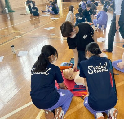 救急救命士課程の学生による指導の様子