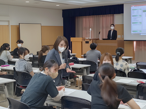 学生と対話しながら授業を進める木村陽子先生