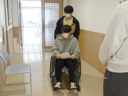 車椅子の介助体験の様子