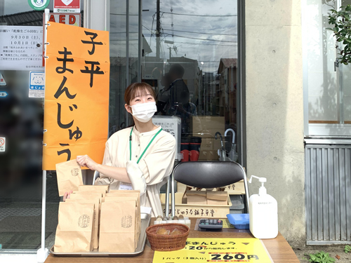 満面の笑顔で和菓子袋詰め