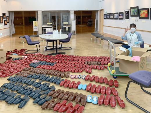 来場者用のスリッパの準備
